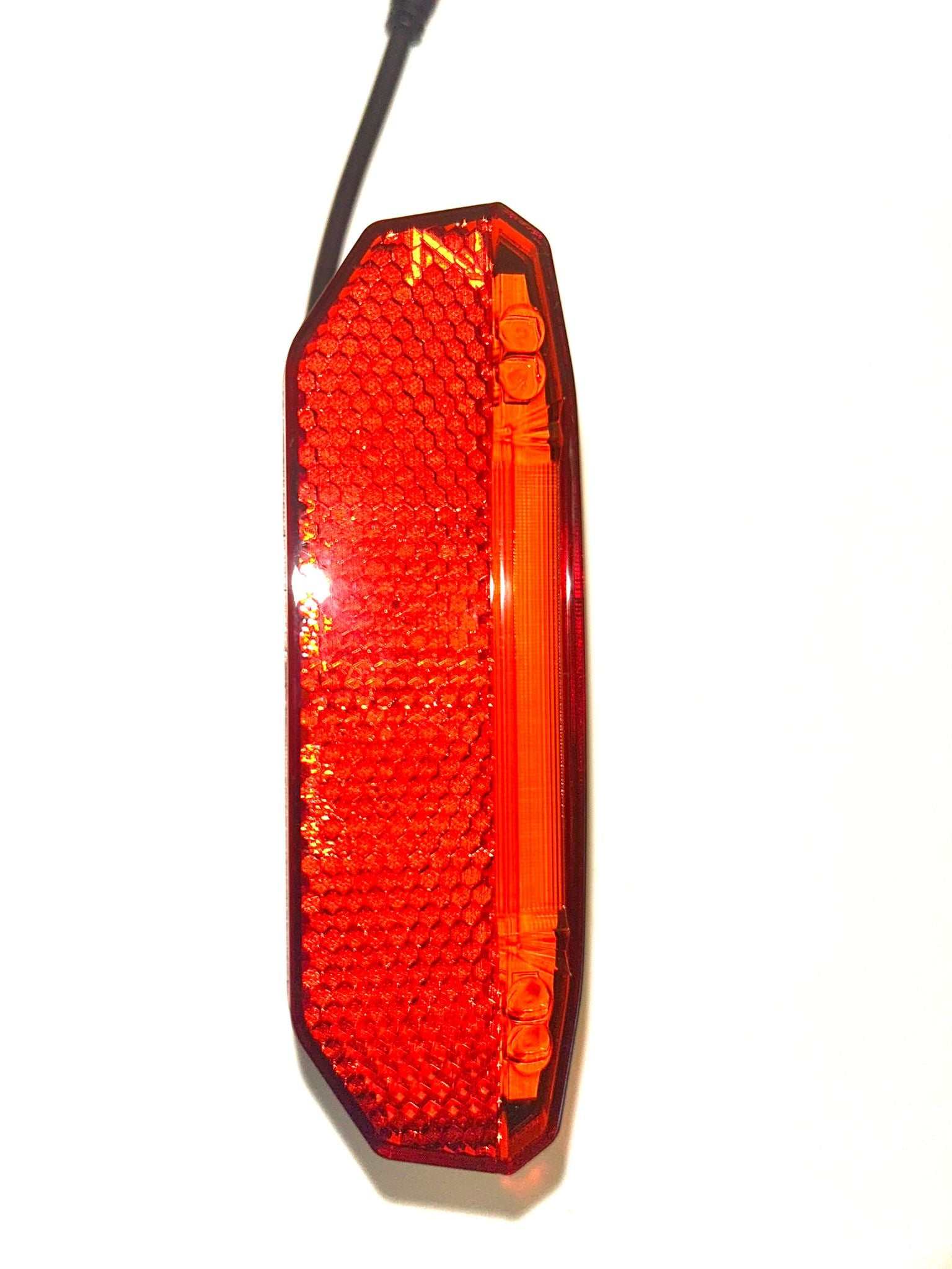 Feu arrière avec feu stop rouge LED pour vélo électrique et tricycle, intensité automatique au freinage, design compact et homologué StVZO.