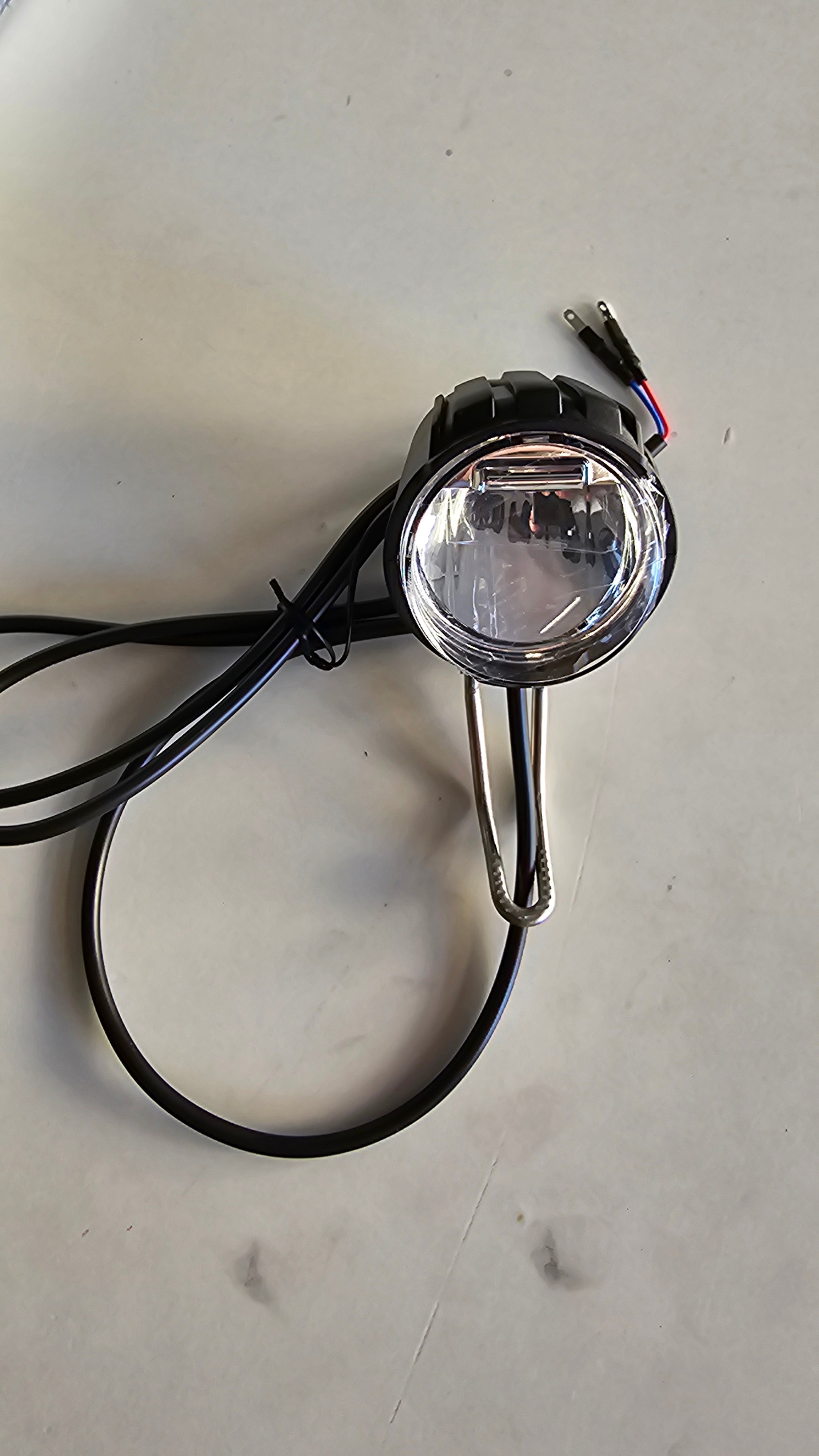 6V-Lampe für den Fahrrad-Mittelmotor mit LED-Beleuchtung, flexible Montage und einfache Installation.