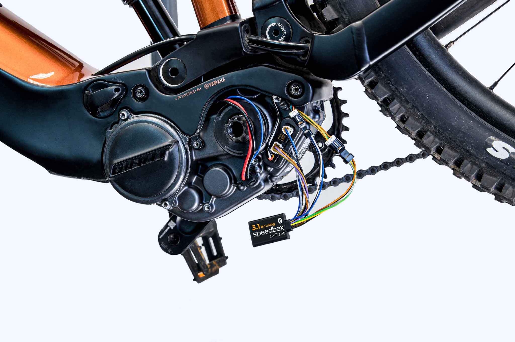 SpeedBox 3.1 B.Tuning module installed on Giant SyncDrive Pro e-bike motor with RideControl Go, eliminates 25 km/h assistance limit, plug & play setup.