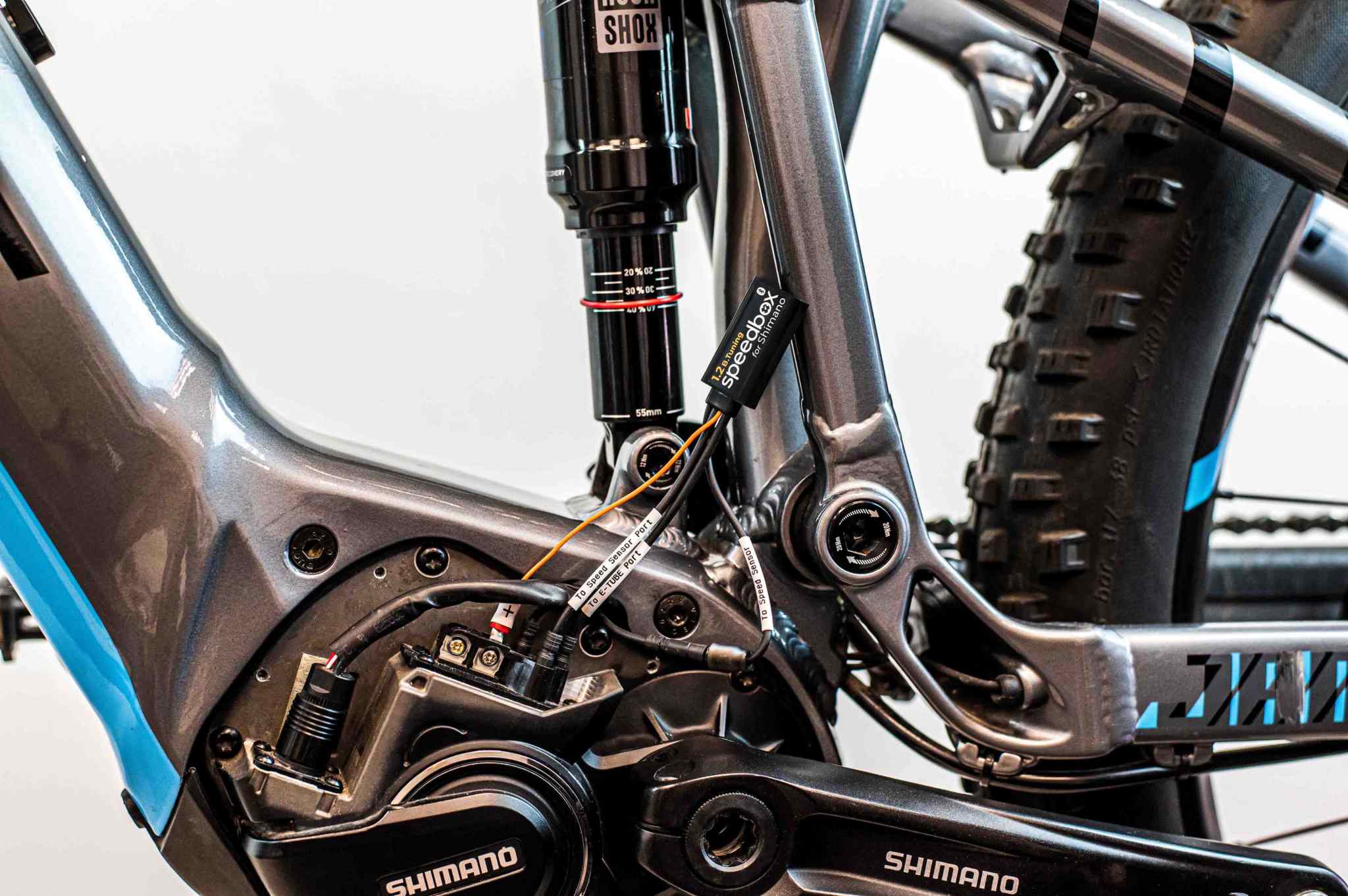 SpeedBox 1.2 B.Tuning-Modul installiert auf Shimano E8000 Elektrofahrradmotor für Tuning und Entfernung der Geschwindigkeitsbegrenzung