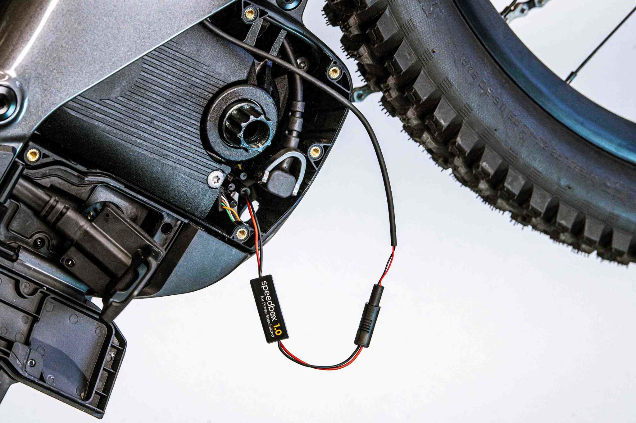SpeedBox 1.0-Modul, das in den Brose e-Bike-Motor eingebaut wird, um die Geschwindigkeitsbegrenzung zu entfernen und genau anzuzeigen.