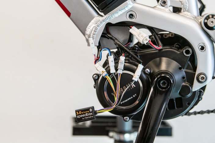 SpeedBox 3.0 B.Tuning-Modul installiert auf Yamaha PW-X Elektrofahrradmotor zum Tunen und Aufheben von Geschwindigkeitsbegrenzungen