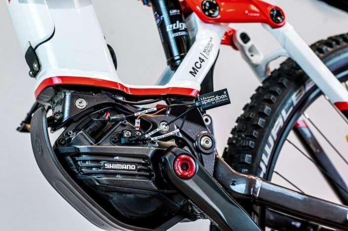 SpeedBox 1.3 B.Tuning-Modul installiert auf Shimano EP8 e-Bike Motor für erweiterte Geschwindigkeitstuning via Bluetooth App