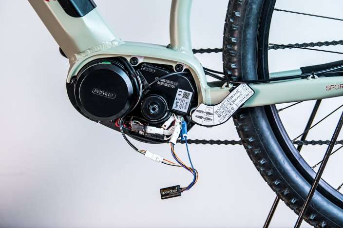 SpeedBox 1.2 B.Tuning Modul angeschlossen an Bafang Max Drive M300 e-bike Motor mit 3-poligen Stecker zur Einstellung der Geschwindigkeitsbegrenzung bis 50 km/h.