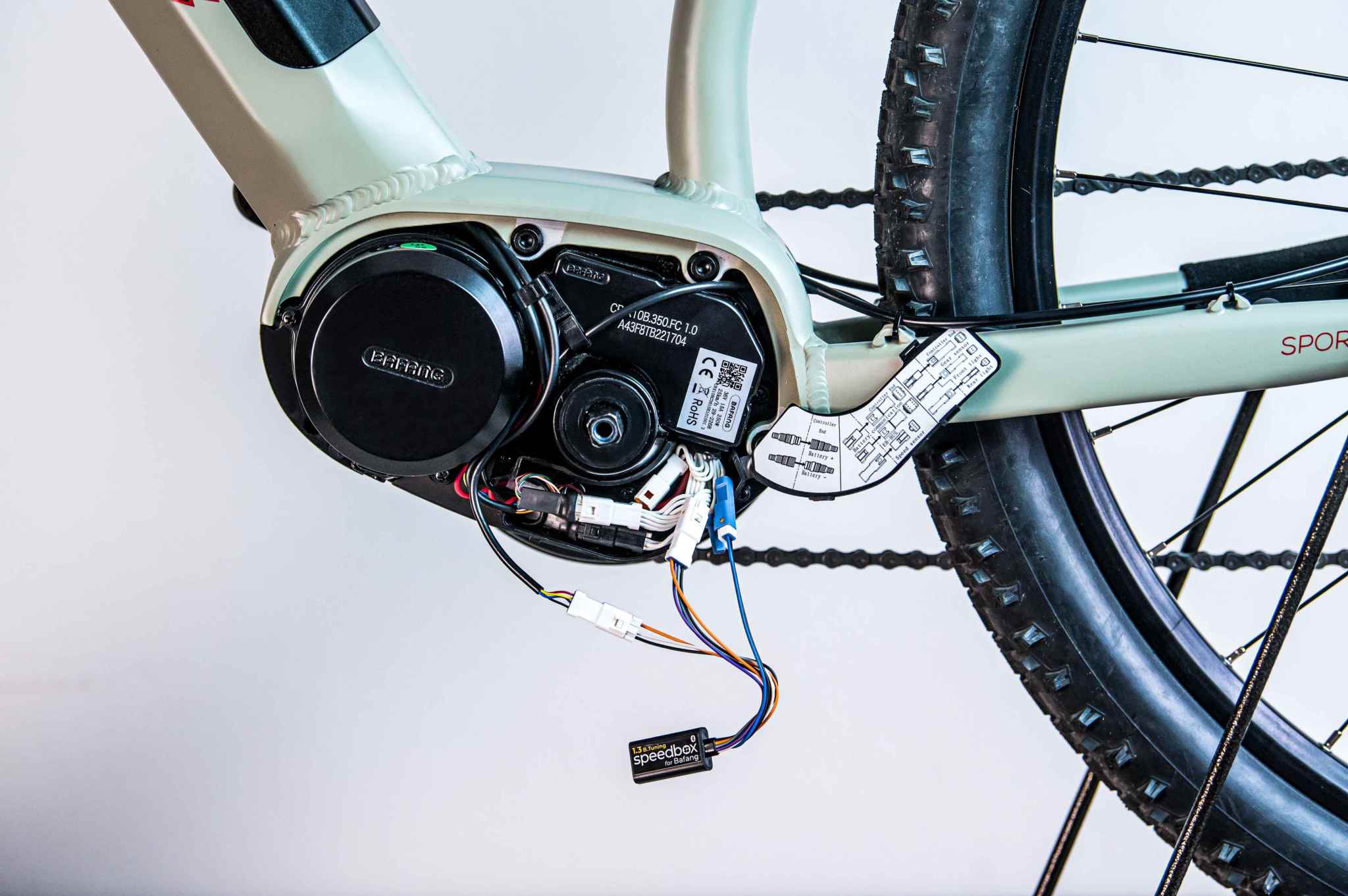 SpeedBox 1.3 B.Tuning module for Bafang electric bikes with 4-pin connector installed on Bafang Max Drive M300, M400, M420 motor.